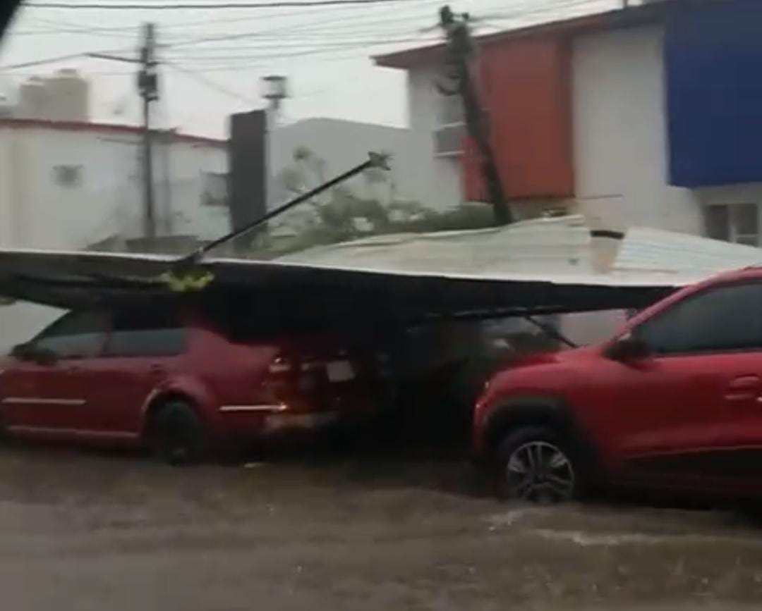 Llovidón en el sur de Sinaloa por nubosidad de tormenta, hay apagones y caída de estructuras