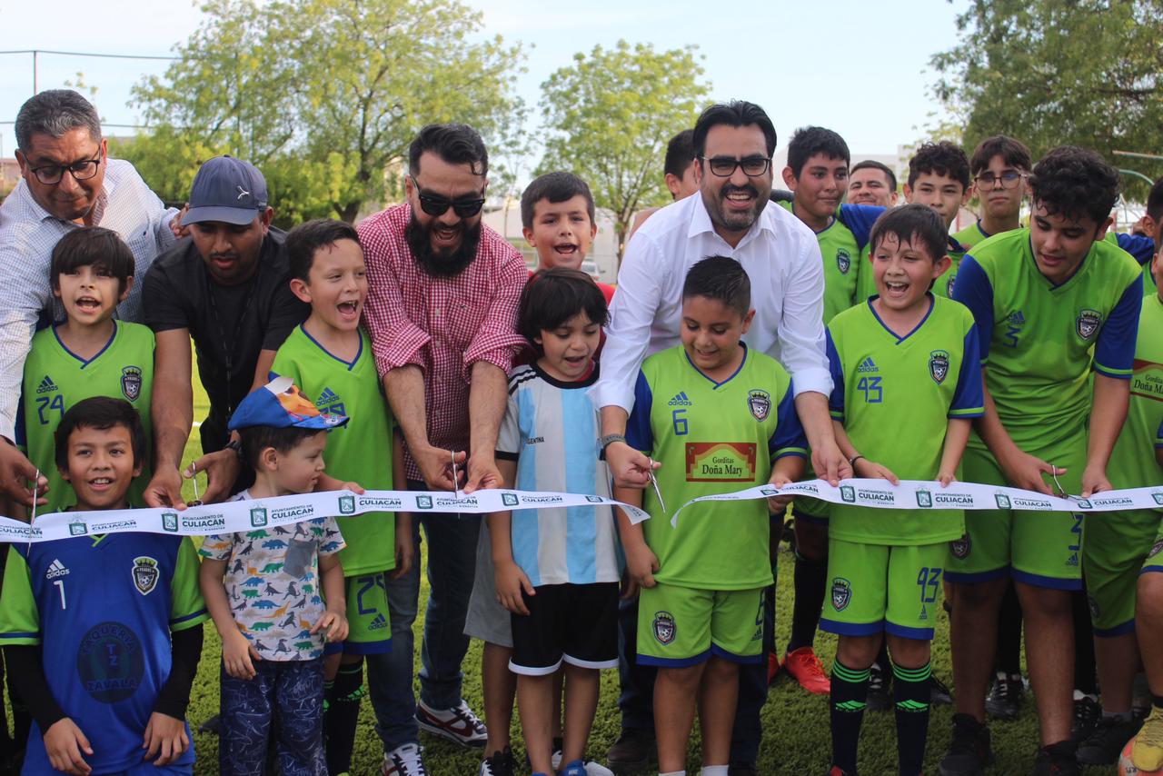 Rehabilitan cancha de futbol en deportivo Prados del Sur en Culiacán