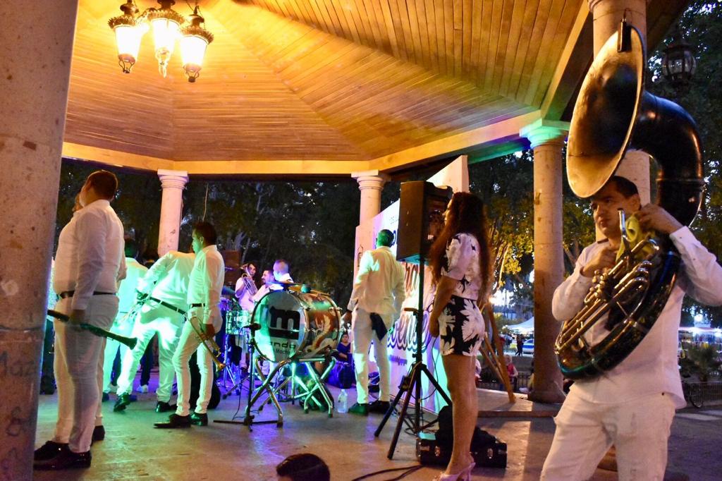 Suena la tambora sinaloense en la plazuela 27 de Septiembre, en Los Mochis