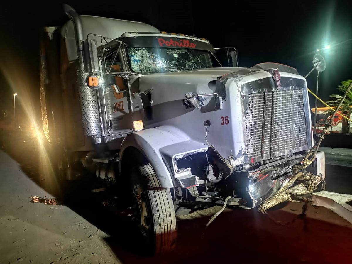 Choque entre dos tráileres y un tractor provoca el cierre de la México 15, en Los Mochis