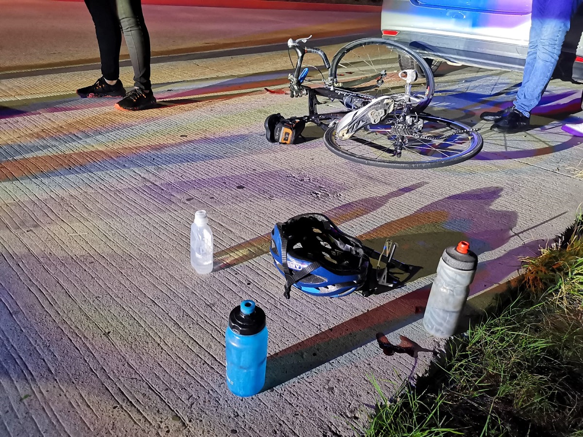 Ciclista sufre lesiones luego de impactarse contra automóvil sobre la carretera Mochis-Topolobampo
