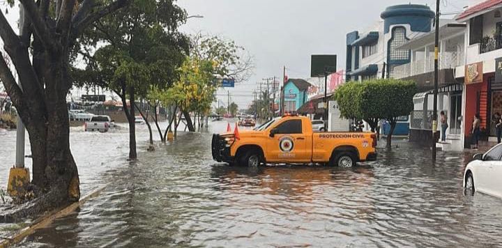 Cierran vialidades en Mazatlán por inundaciones que dejaron las lluvias