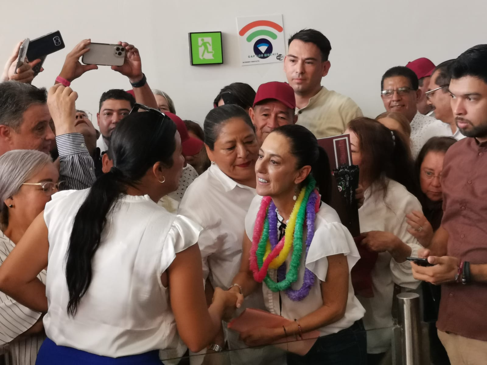 Claudia Sheinbaum está en Los Mochis; la reciben al son de la banda y porras
