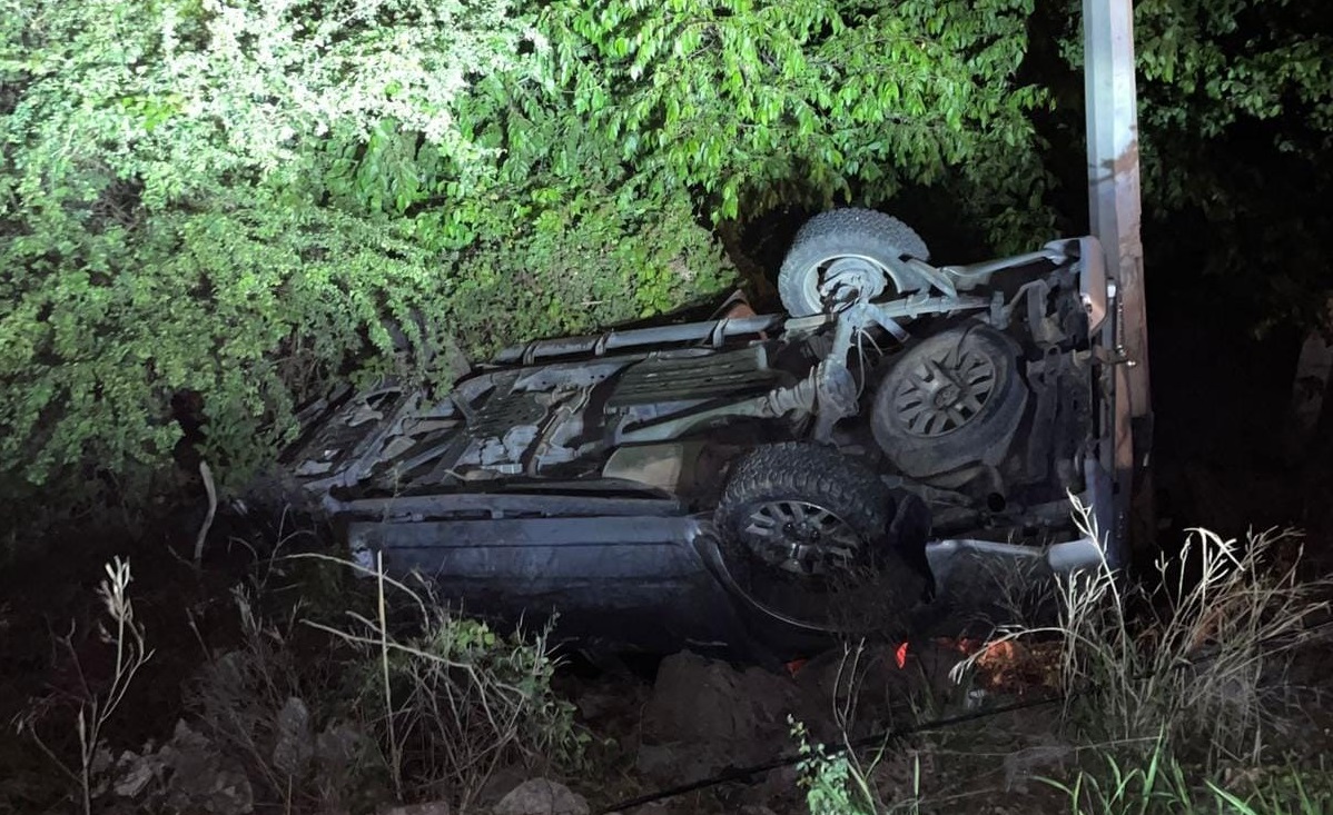 Hombre pierde el control de su automóvil y se vuelca sobre la carretera de Mazatlán a Villa Unión