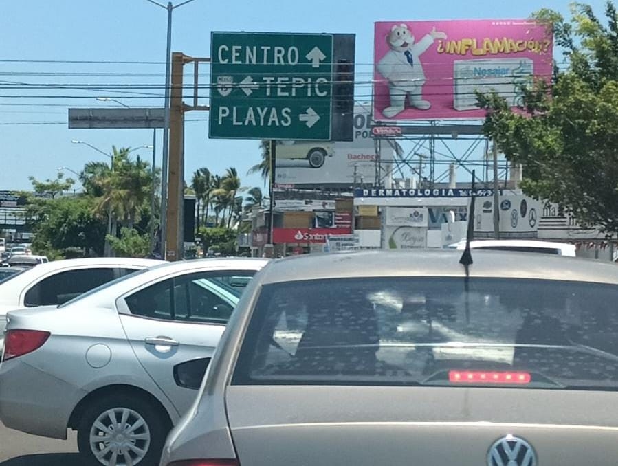 Falla en semáforos de avenida en Mazatlán provoca caos vial y franeleros salen al rescate