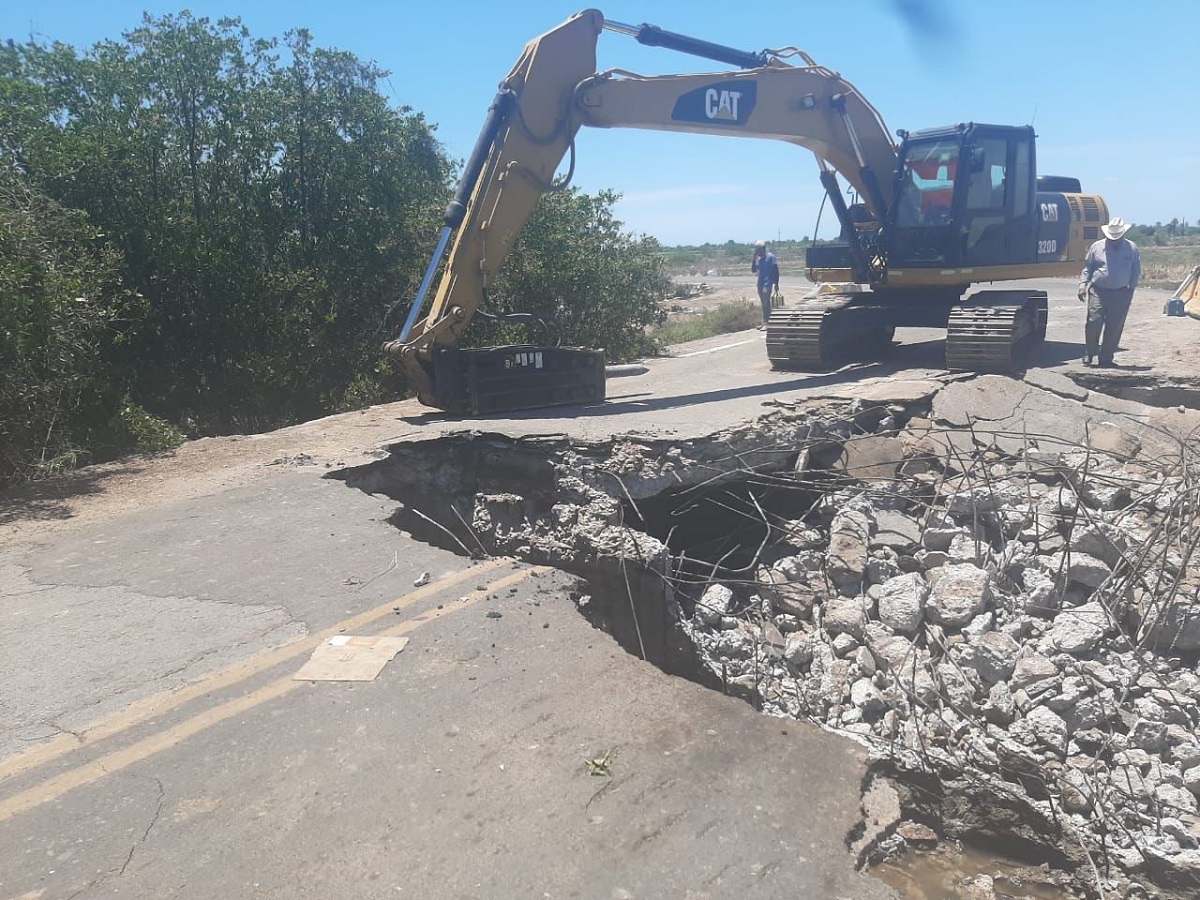 Aceleran demolición de puente en mal estado que conduce a El Colorado, en Ahome