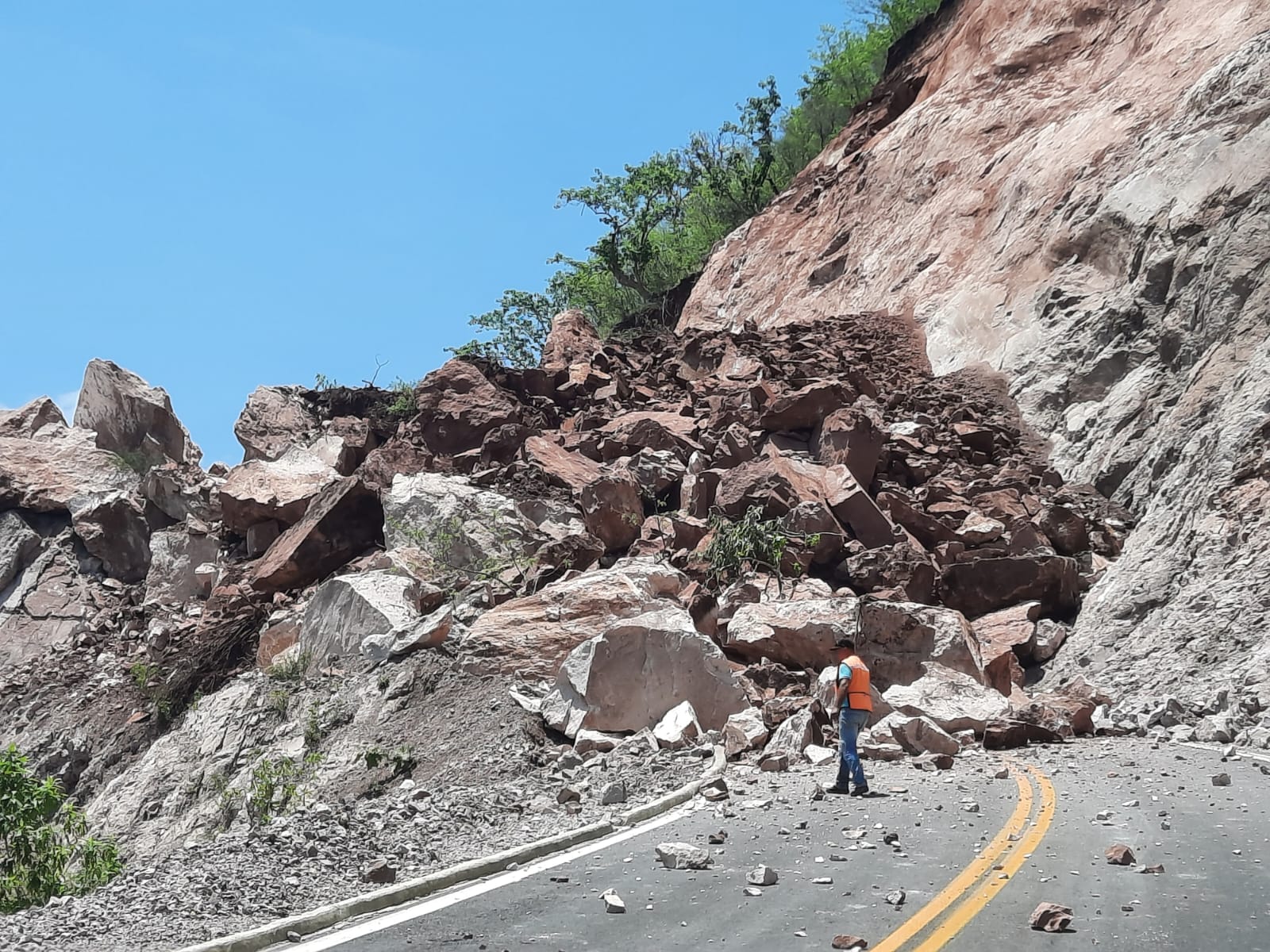 Derrumbe bloquea carretera Badiraguato-Parral, días antes de su inauguración por AMLO