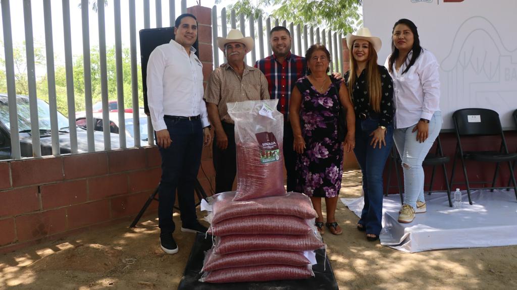 Alcalde de Badiraguato entrega costales de sorgo gavatero a ganaderos locales