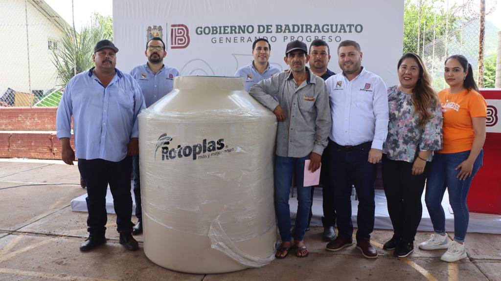 Familias de la sierra de Soyatita son beneficiadas con tinacos; alcalde de Badiraguato visita la comunidad