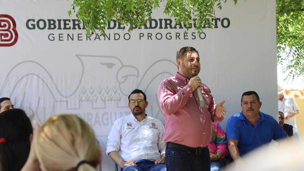 Alcalde de Badiraguato entrega tinacos a familias de la sindicatura de Otatillos