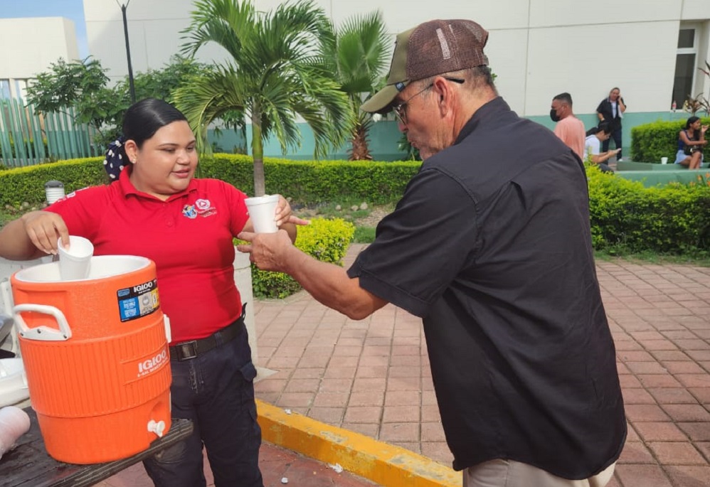 Ante las altas temperaturas, Protección Civil en Mazatlán entrega bebidas hidratantes a personas en vulnerabilidad
