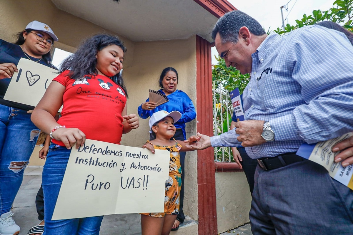 De puerta en puerta, Jesús Madueña sale a las calles a informar a la ciudadanía sobre la ‘persecución política’ que vive la UAS