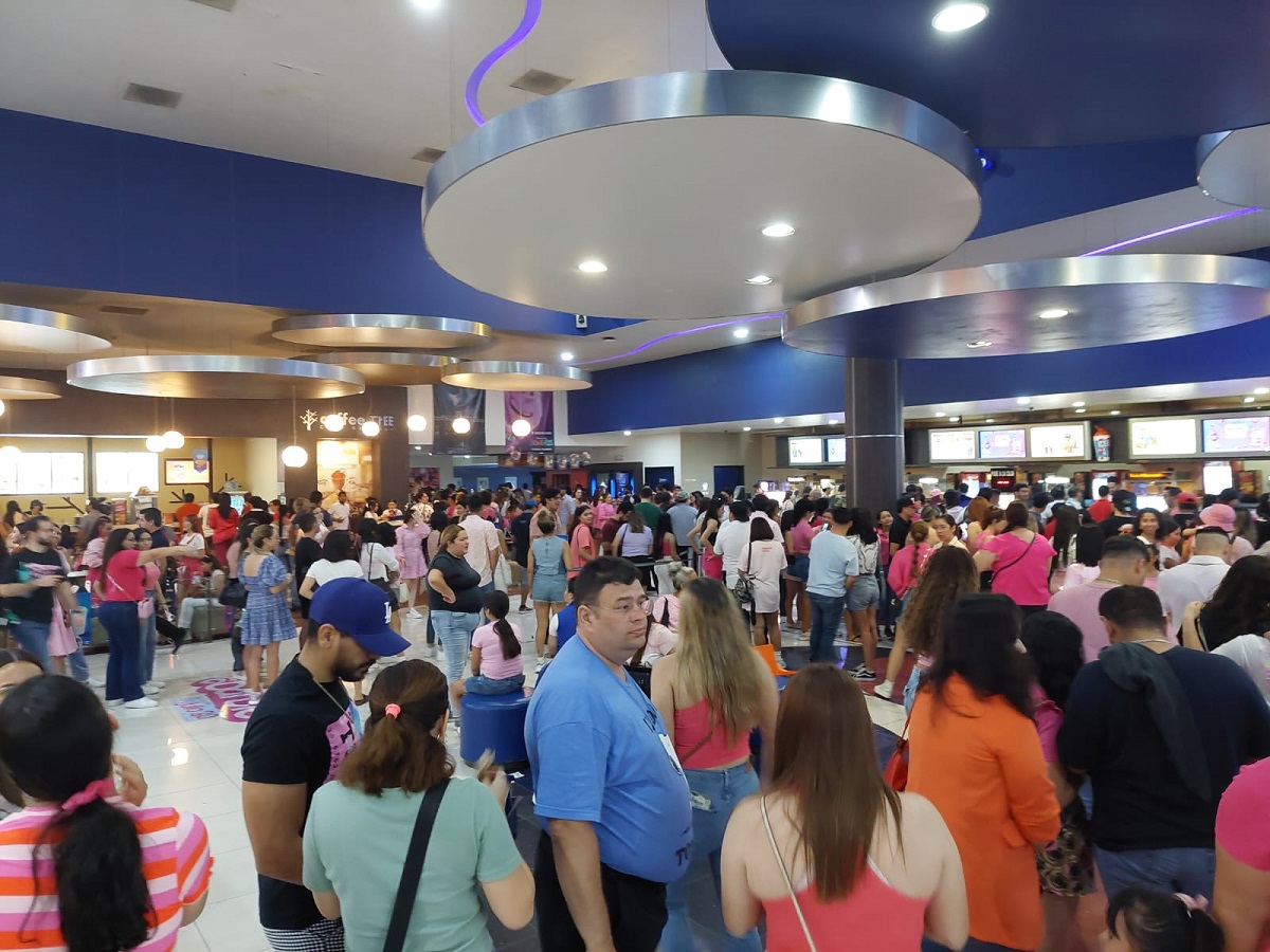 Cientos de fans abarrotan todos los cines de Mazatlán en el estreno de “Barbie” y “Openheimer”