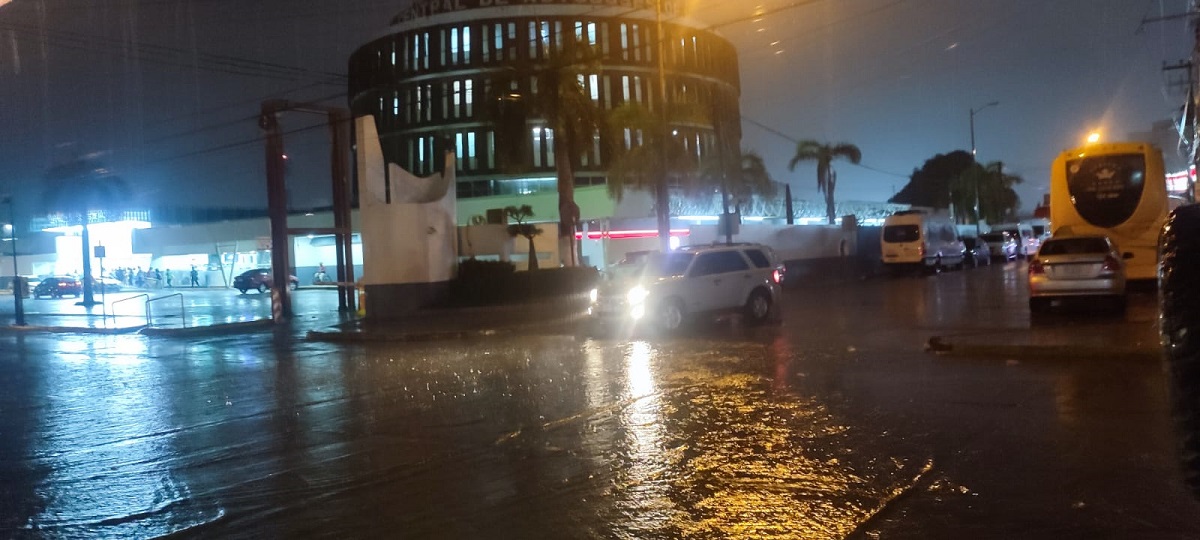 Cae ‘celda de tormenta’ en Mazatlán y turistas quedan varados en Central Camionera