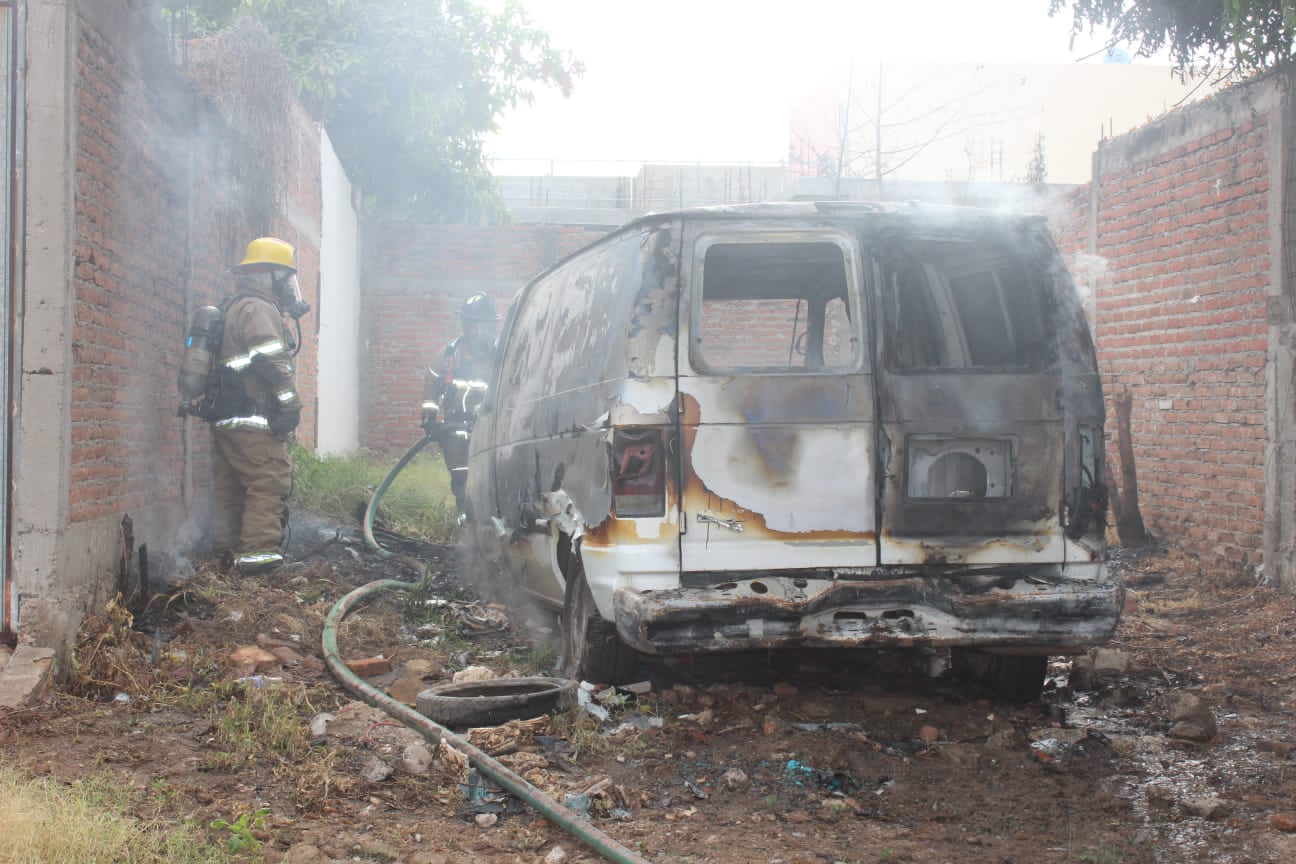 Calcinada queda furgoneta tras prenderle fuego en la colonia Jacarandas, en Mazatlán