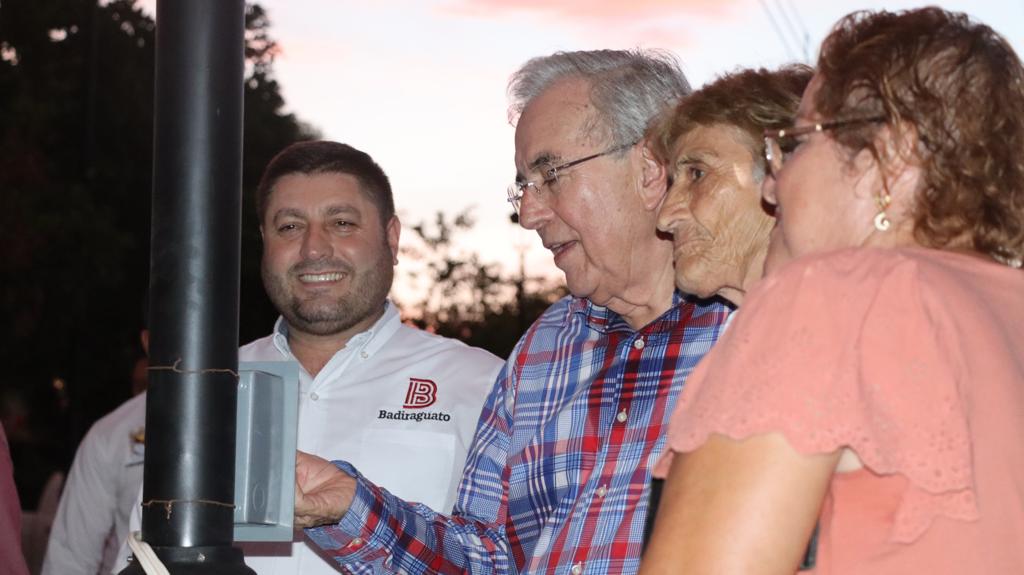 ¡Batequitas ya está iluminada! El Gobernador y alcalde encienden el nuevo alumbrado público