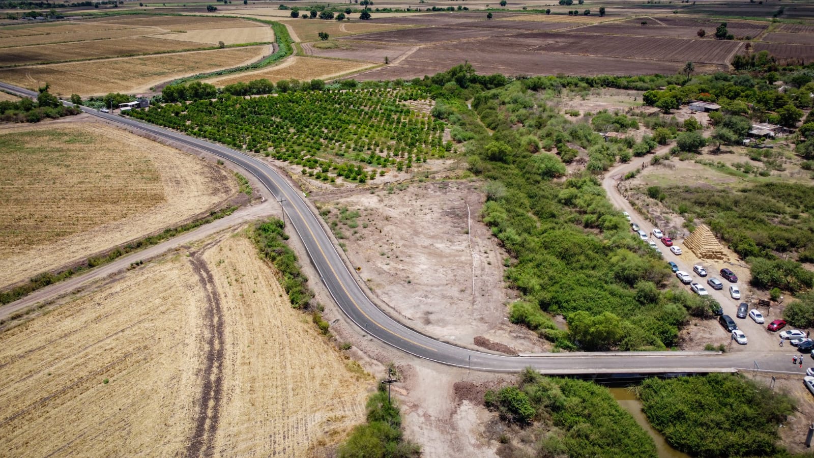 Inaugura gobernador dos carreteras en Navolato