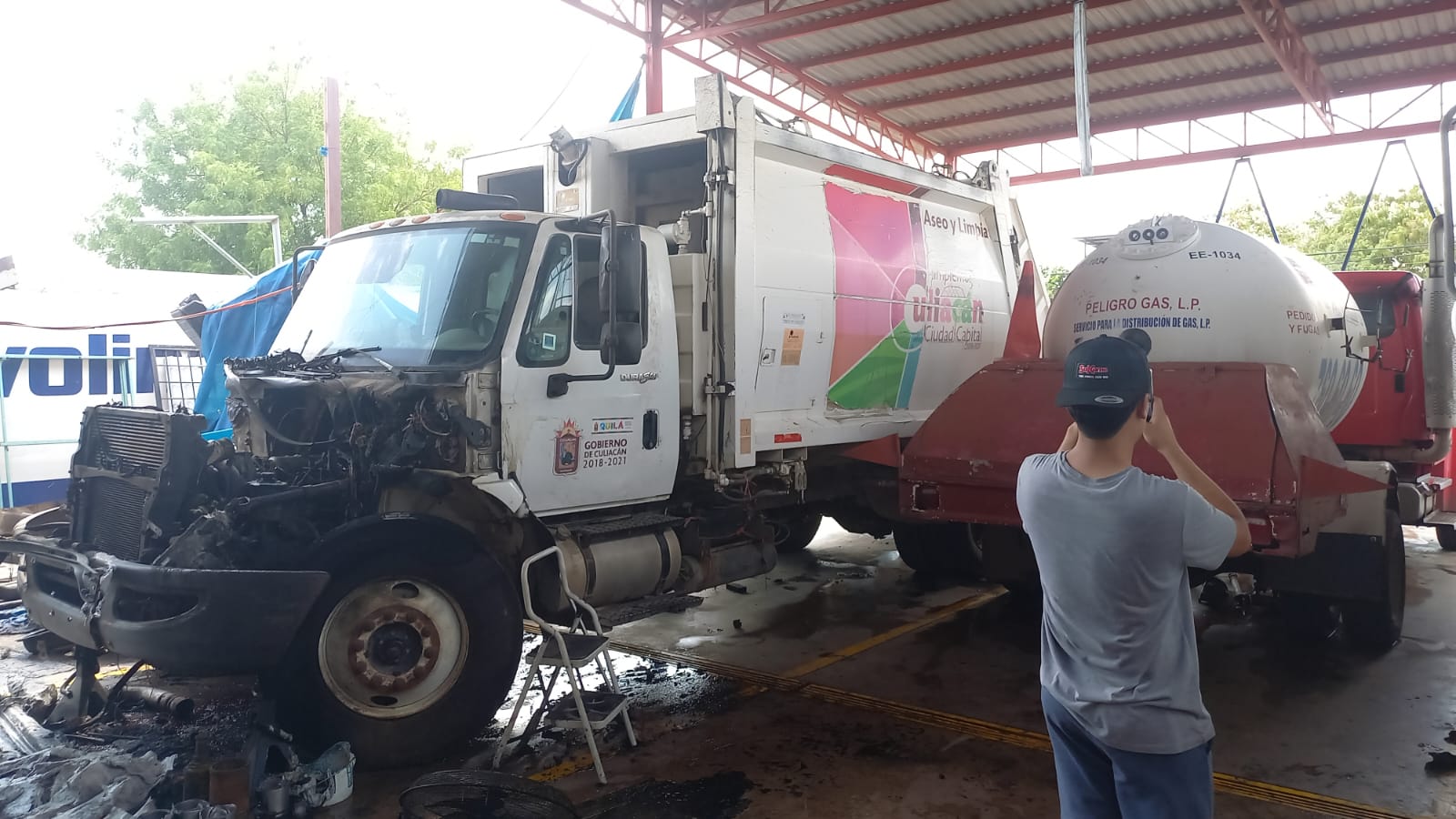 Incendio arrasa parte de un taller en Culiacán; hay dos camiones del Ayuntamiento dañados
