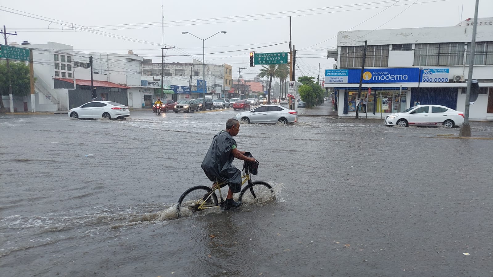 (VIDEO) ¡Bajo el agua! Lluvias de ‘Beatriz’ inunda colonias y vialidades importantes en Mazatlán