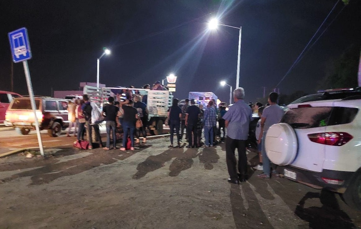 Llegan otros 208 desplazados a Guamúchil; familias se abrazan al reencontrarse con sus seres queridos