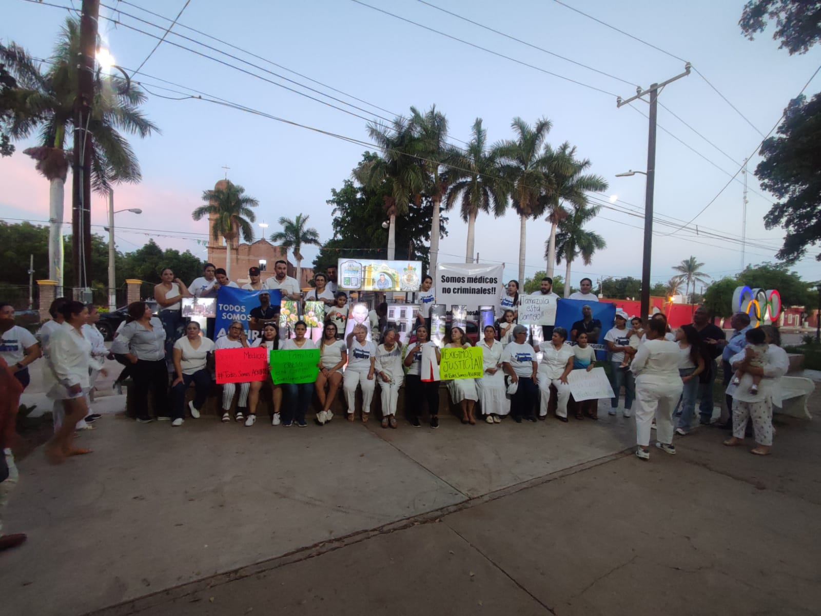 Familiares y colegas de Gustavo marchan en Tamazula; ¡No estás solo! le dicen al anestesiólogo
