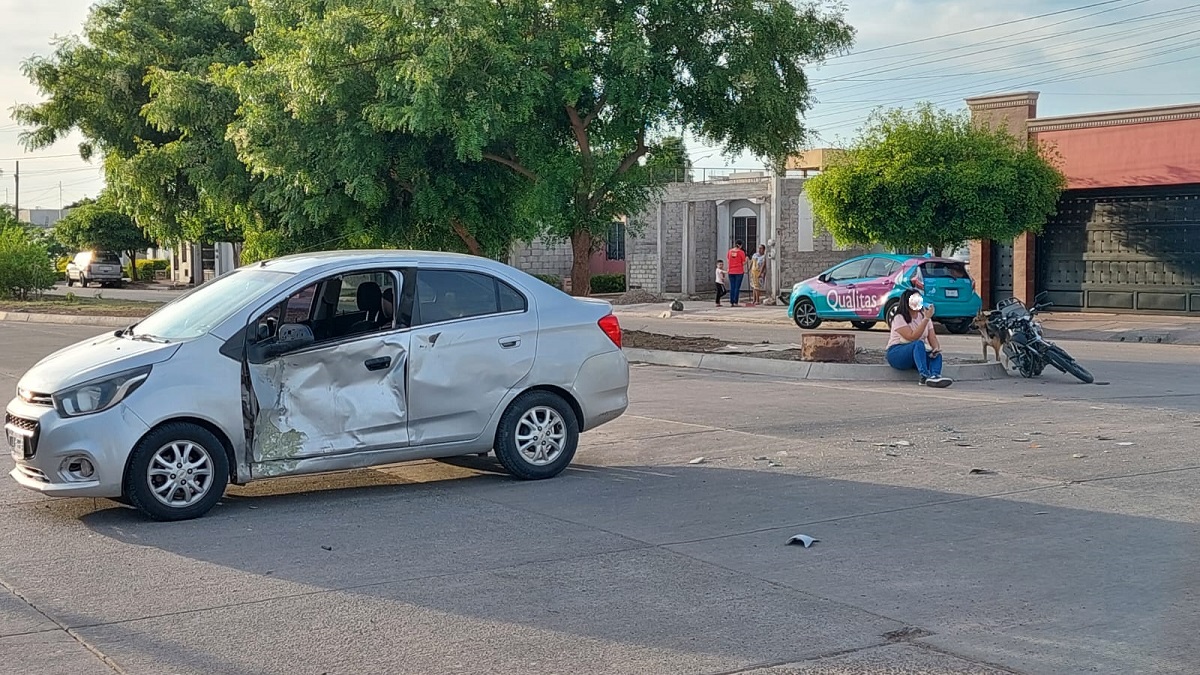 Motociclista sufre heridas de gravedad luego de impactarse contra vehículo, en Los Mochis
