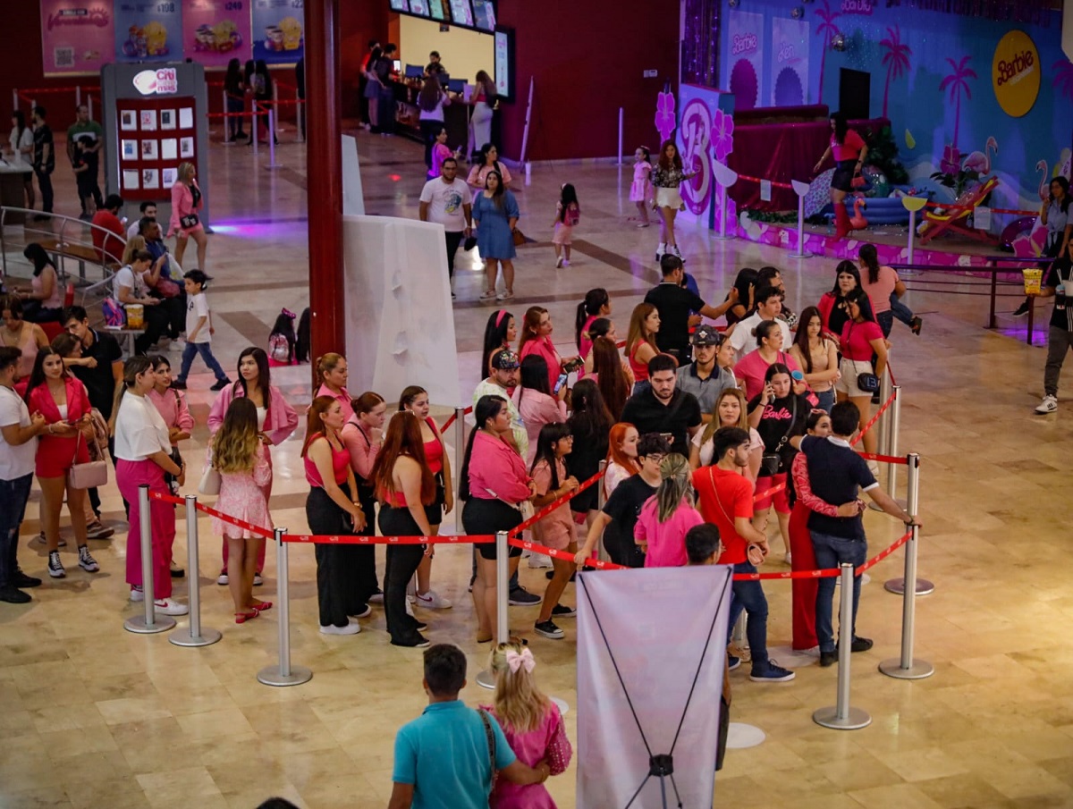 “Sean lo que quieran ser”; decenas de Barbies y Ken abarrotan los cines en Culiacán