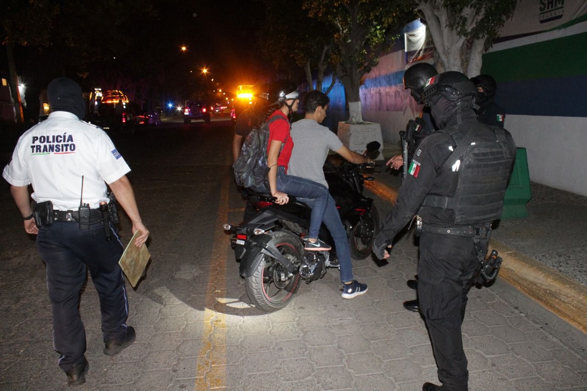 Persiste el problema serio con motociclistas; exceden número de pasajeros y sin uso de casco: Tránsito
