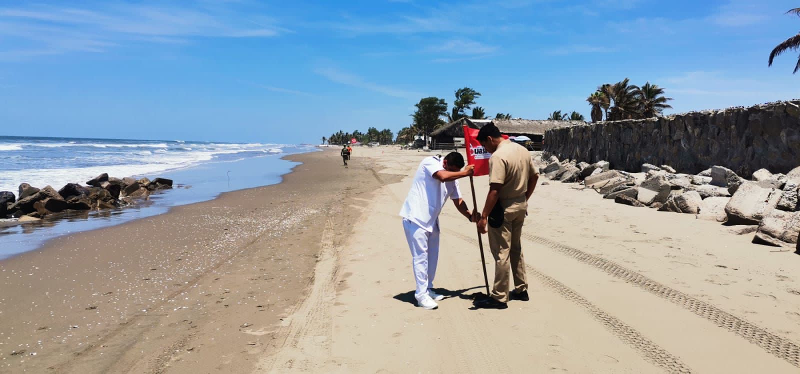 Ondea bandera roja en playas de Guasave; por riesgo de alto oleaje impiden acceso a bañistas