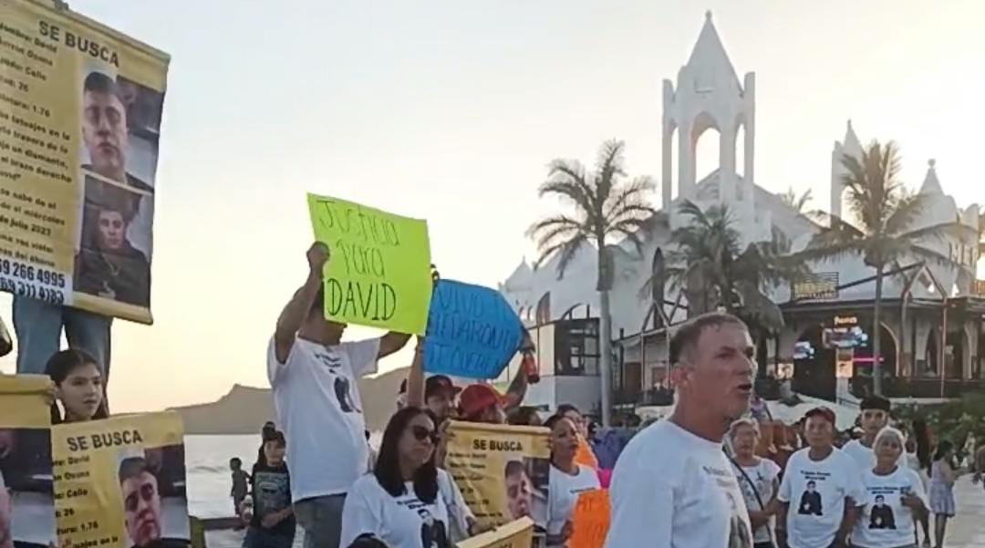 ‘No estamos completos, nos falta David’, realizan plantón por joven desaparecido en Mazatlán, ya son 12 días