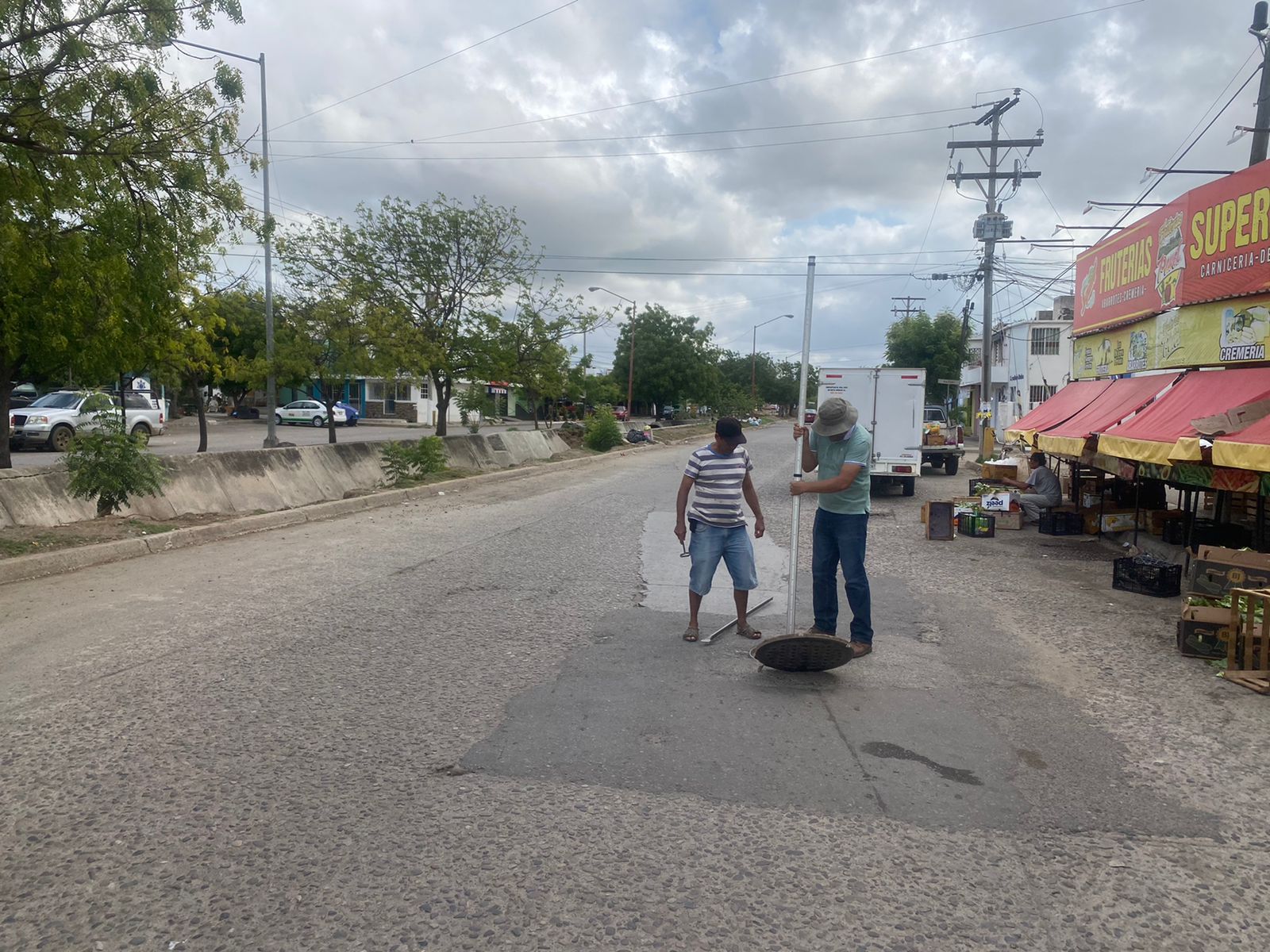 Les dirán adiós a rebosamientos de aguas residuales en la Alarcón; comenzó rehabilitación del Colector Delfines