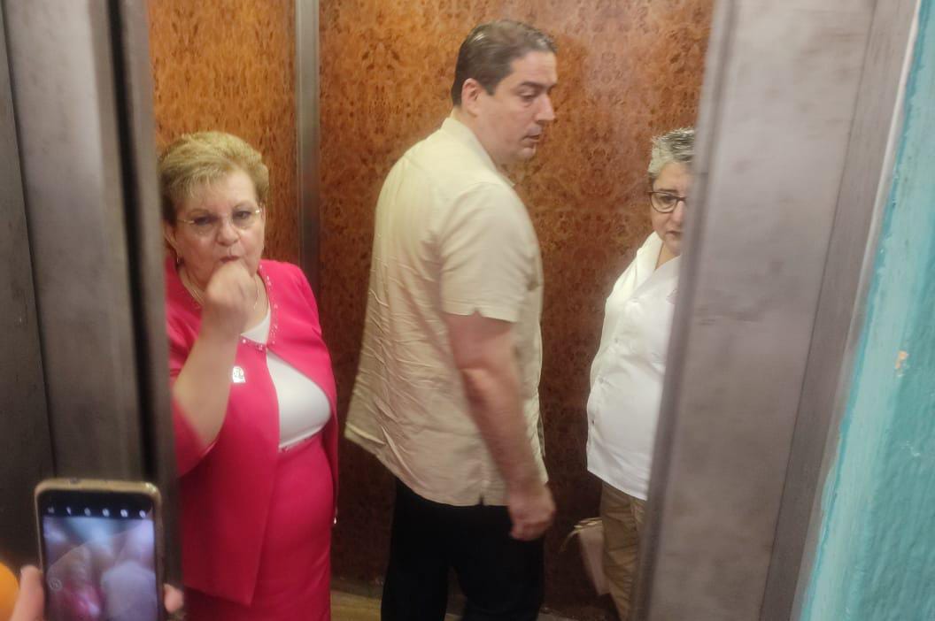 Con un beso de burla, rectora de la UAdeO se niega hablar de convenio público en Mazatlán