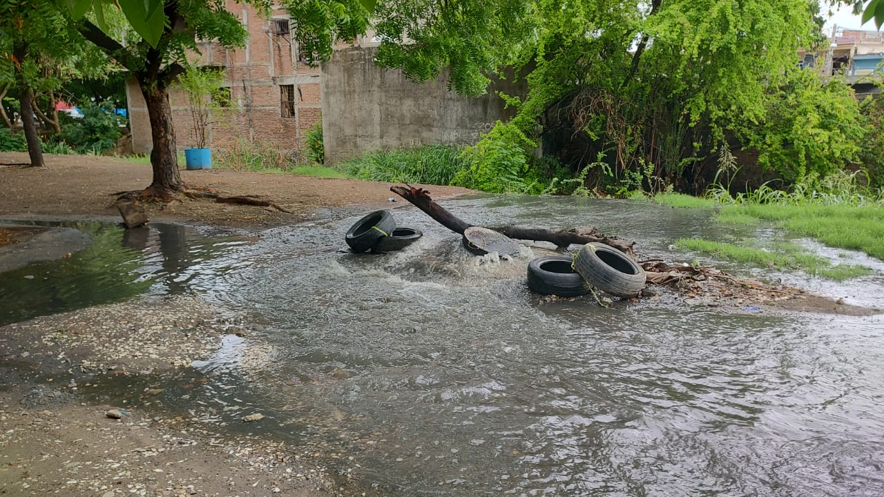 Preocupa a vecinos salida de drenaje entre Insurgentes y Estero en Mazatlán; autoridades no los atienden