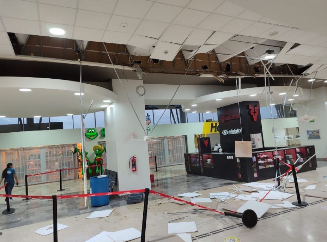 Se cae parte del techo del Aeropuerto Internacional de Mazatlán tras las lluvias