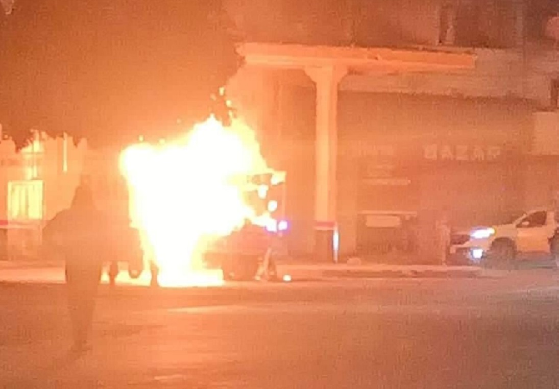 Motocicleta de raspados se incendia sobre Gutiérrez Nájera en Mazatlán