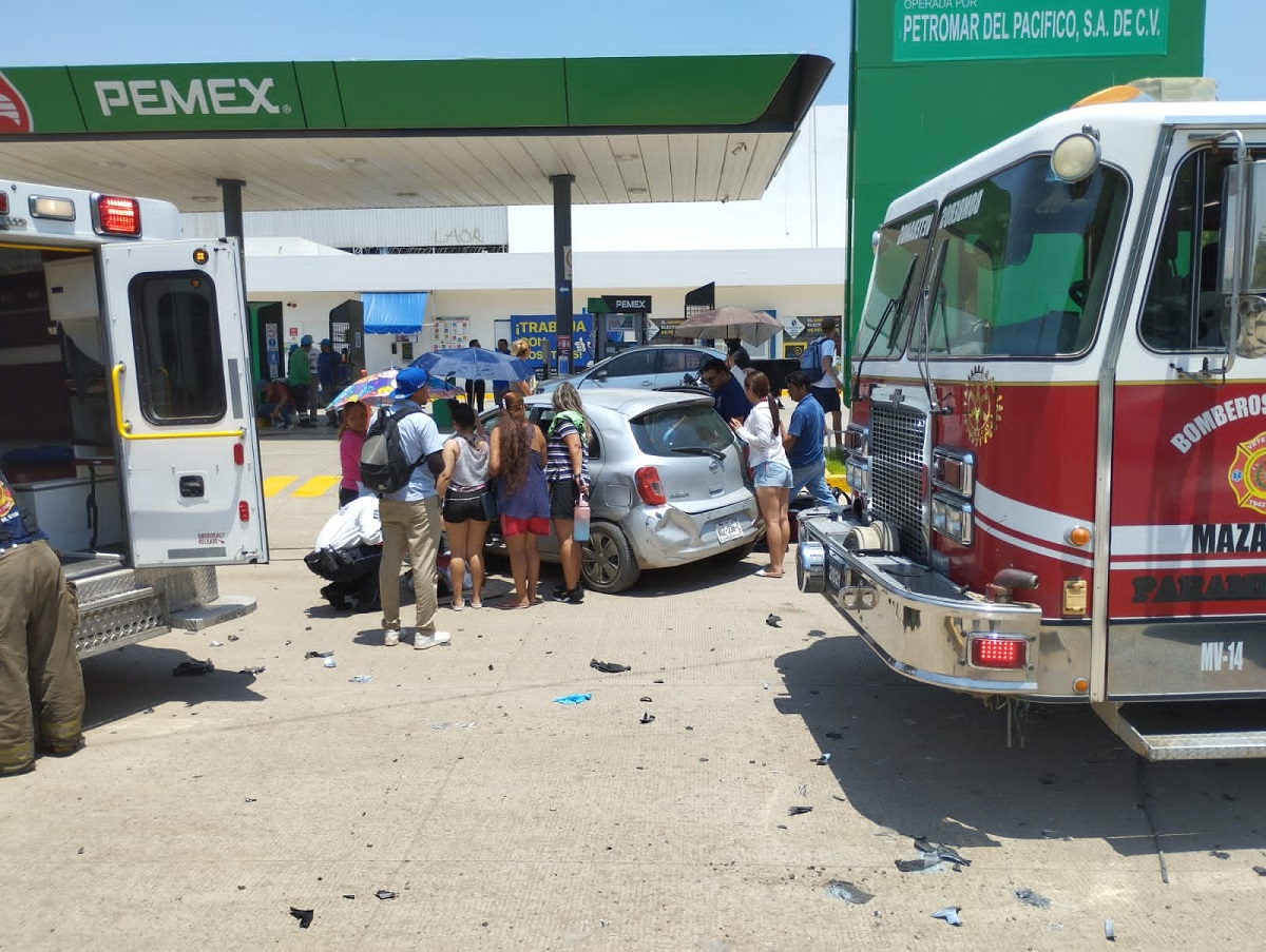 Seis lesionados deja choque entre camioneta y automóvil en Mazatlán