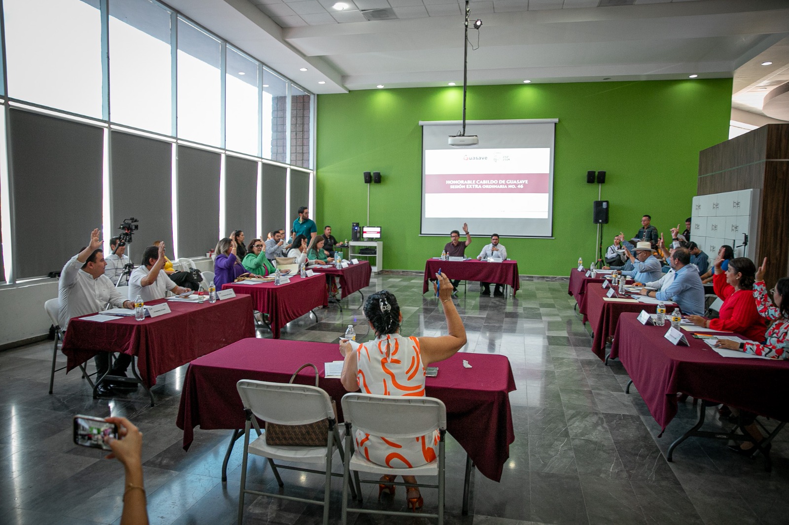 Acuerdan en cabildo destinar ingresos por permisos de Alcoholes a Salud y Educación
