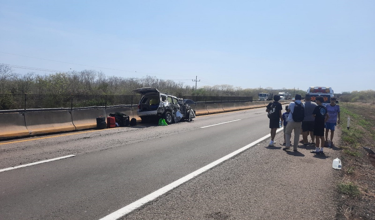 Tráiler embiste a camioneta con familia a bordo y se da a la fuga en la Mazatlán-Culiacán