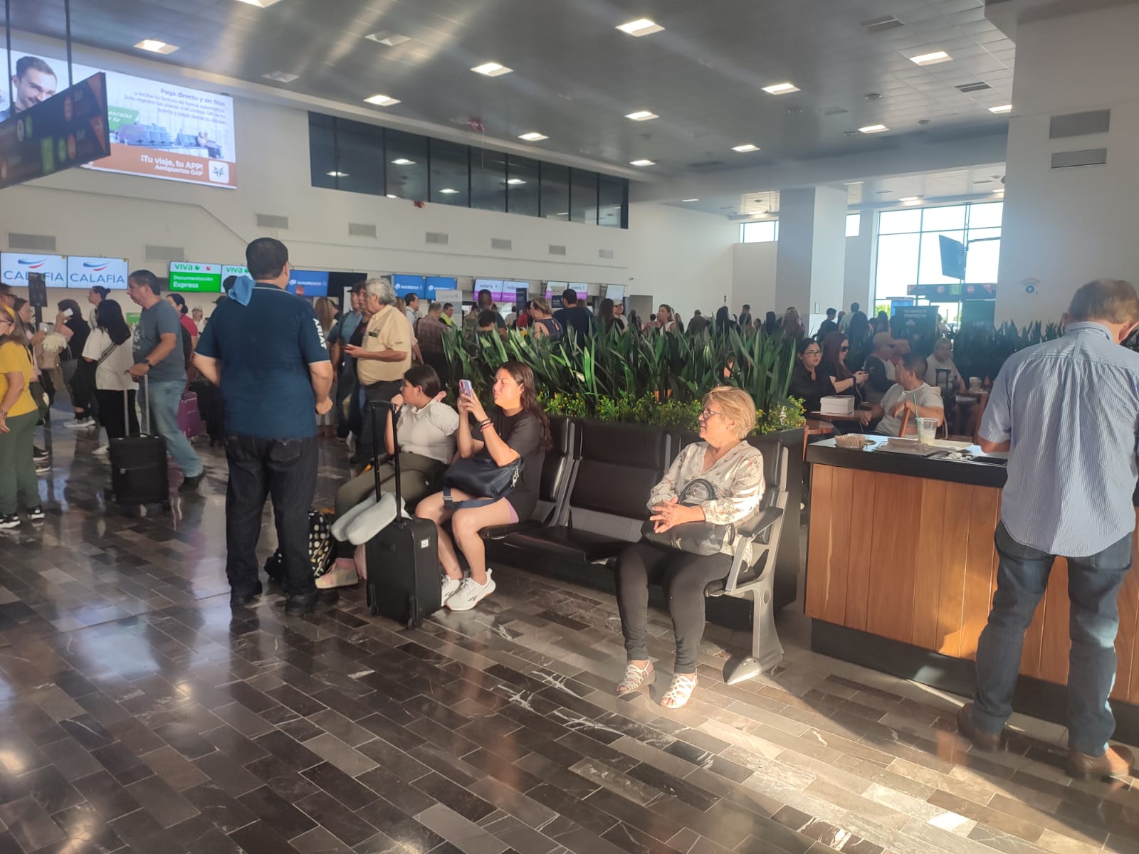 Sufren del ‘calorón’ pasajeros del Aeropuerto de Los Mochis; el aire acondicionado no estaba funcionando