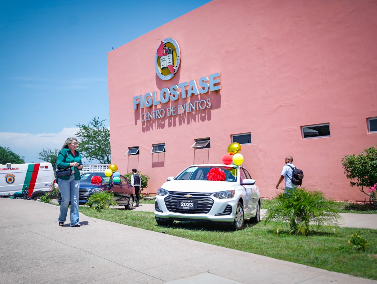 Con la rifa de una casa, dos autos y miles de premios, celebran el Día del Servidor Público a trabajadores del STASE