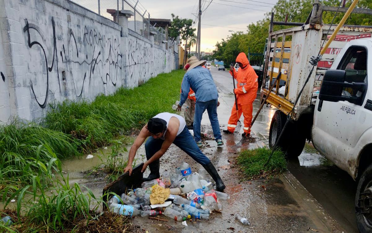 A evitar taponamientos e inundaciones durante lluvias, poniendo la basura en su lugar llaman en Mazatlán