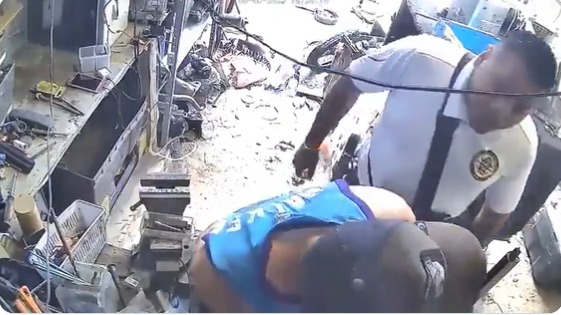 (Video) Agente de la Fiscalía de Coahuila golpea y le quita 25 mil pesos a joven herrero
