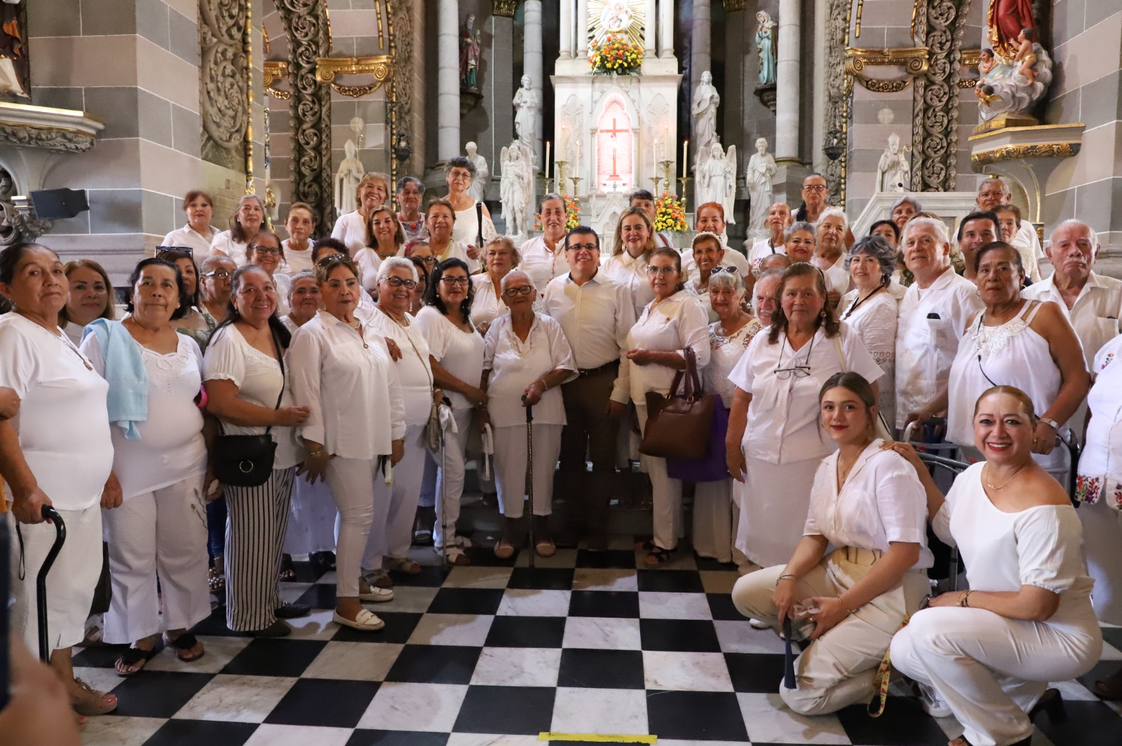 Adultos mayores acuden a dar gracias por el Día de los Abuelos a la Catedral de Mazatlán