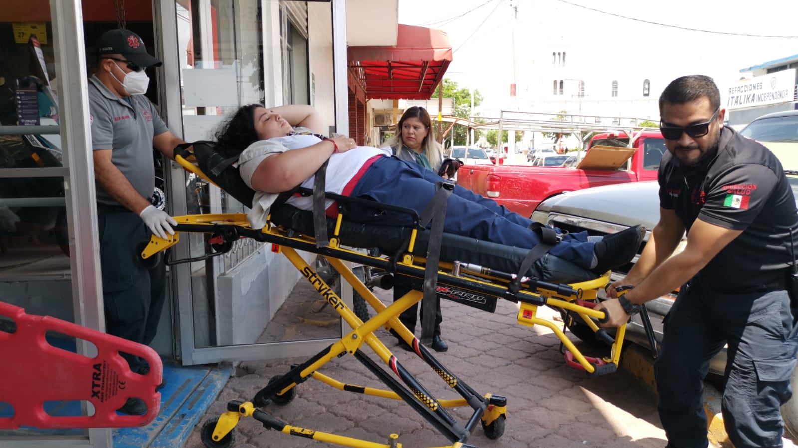 Al querer bajar un colchón de una bodega, empleada de mueblería en Los Mochis, cae de 4 metros y resulta grave