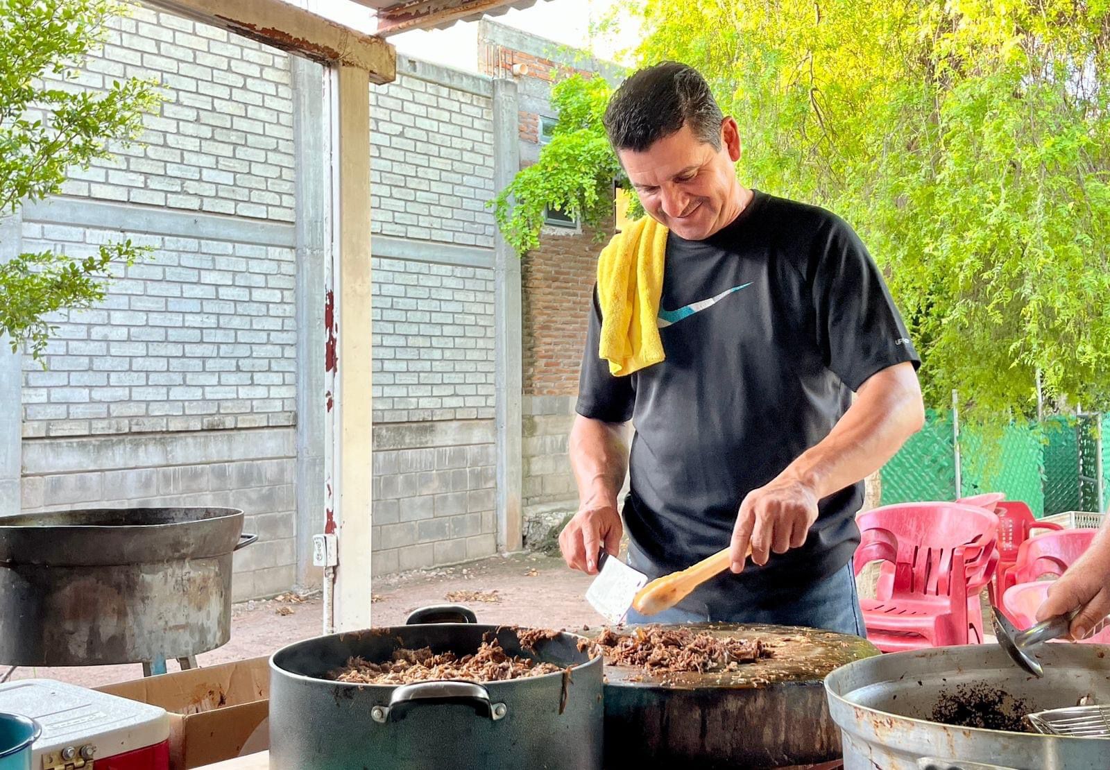 Alcalde de Salvador Alvarado se mete a la cocina del albergue y les prepara una birria a los desplazados