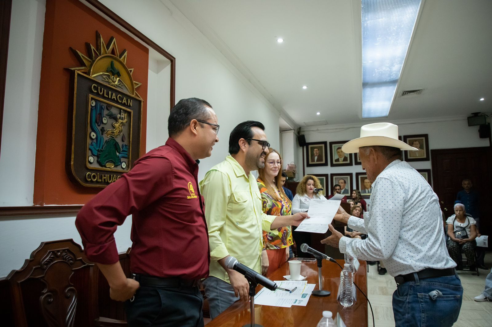 Alcalde de Culiacán entrega bonos a 220 jubilados del Stasac