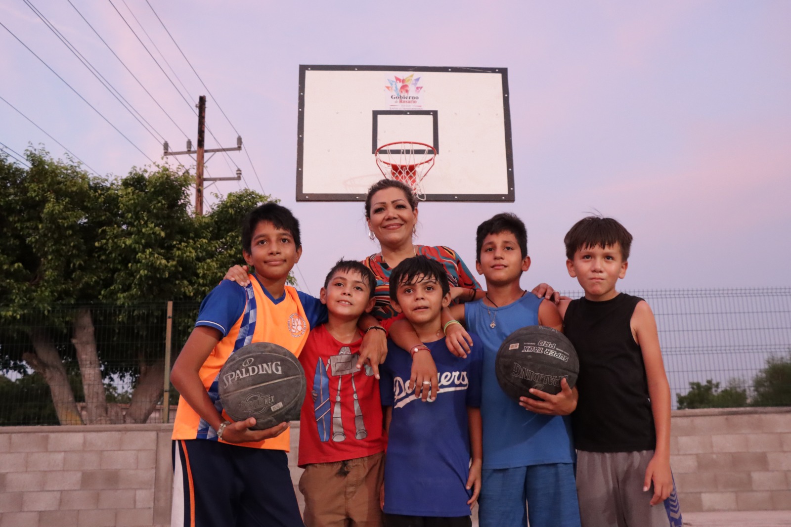 Alcaldesa de El Rosario entrega obra de agua potable y rehabilitación de cancha en La Estación