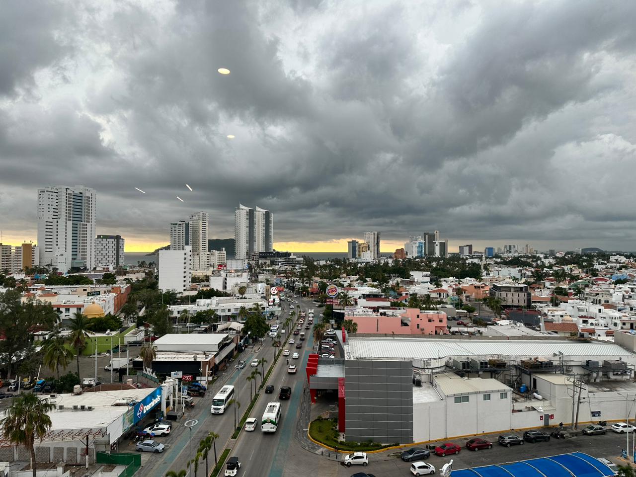 Apocalíptico atardecer amenazaba tormenta que no llegó a Mazatlán
