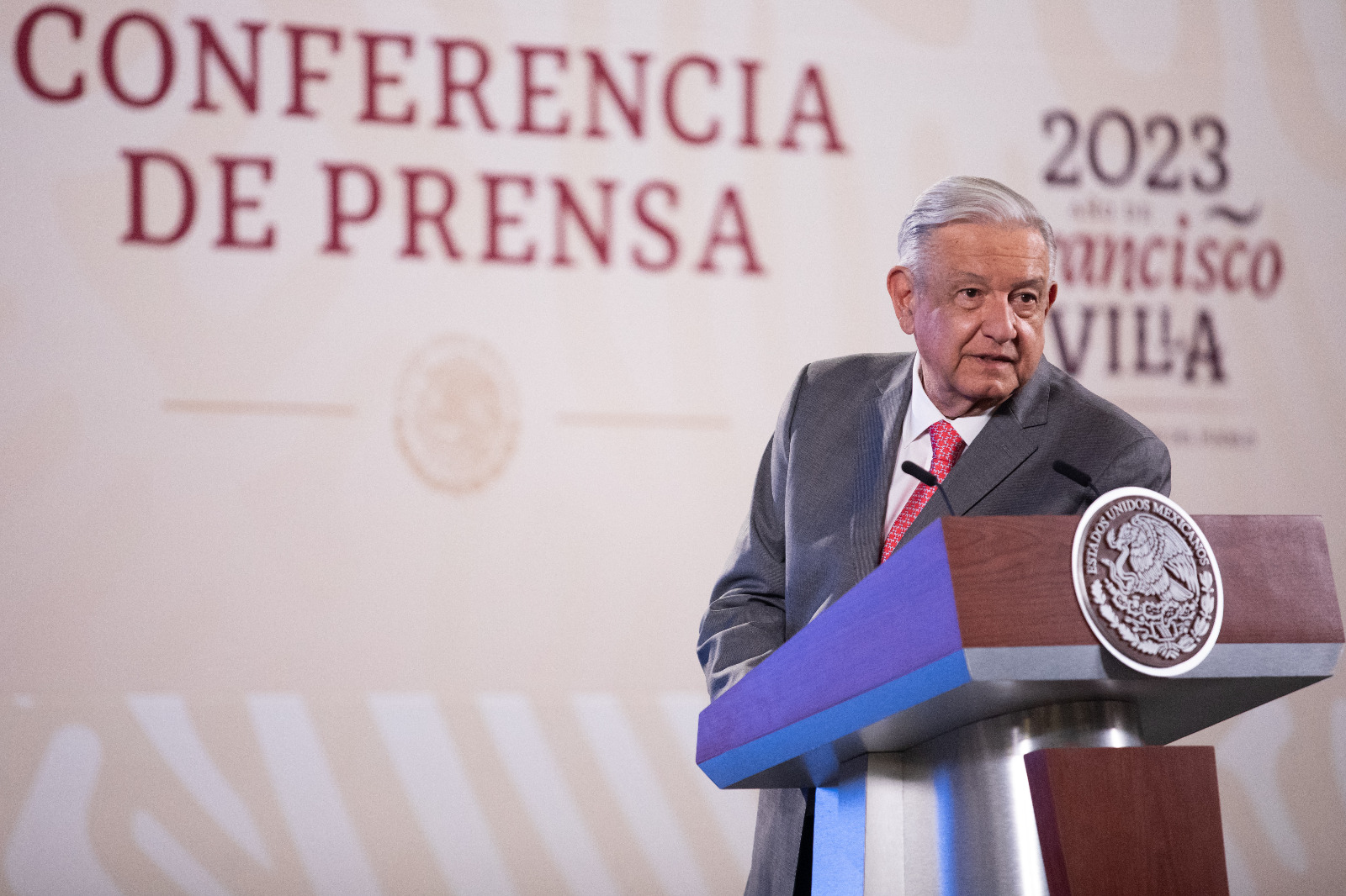 Con imitación de Javier Alatorre, responde AMLO a críticas a libros de texto de la SEP