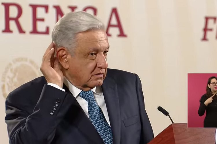 Video: Con chiste, AMLO simula no escuchar al ser cuestionado sobre el caso de Lagos de Moreno